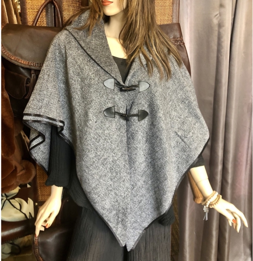 Like new accessory St new York shawl with black leather purse